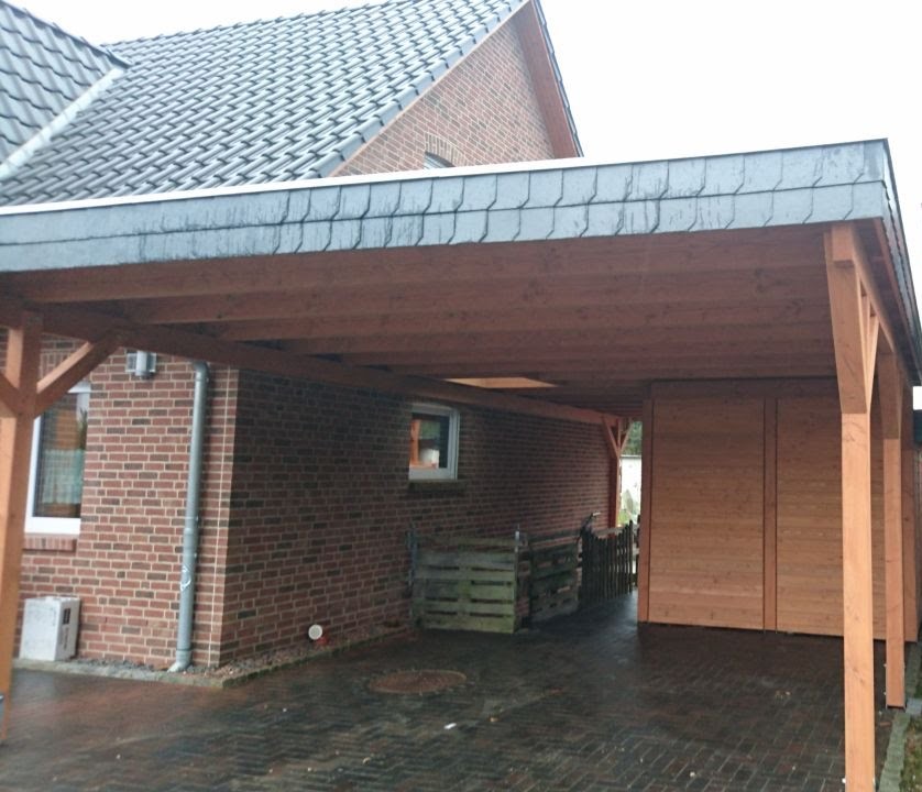 von Holzhof Friedrichsruh: Carport mit Naturschieferblende am Haus und integriertem Schuppen Carport mit Naturschieferblende am Haus und integriertem Schuppen