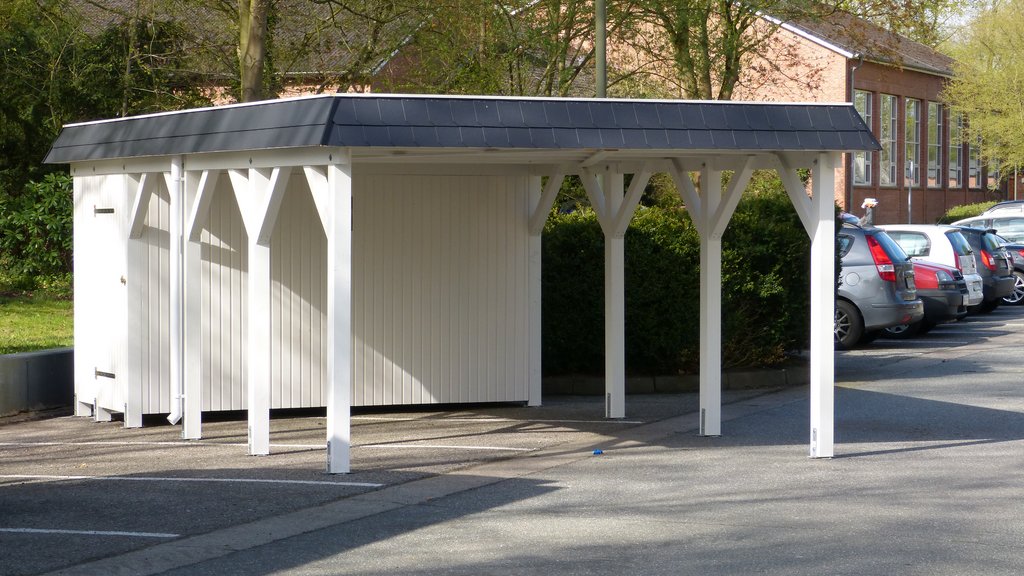 Weiß lackiertes Carport mit integriertem Schuppen