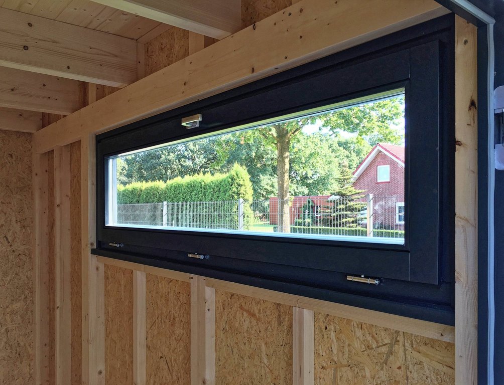 umgesetzt von Holzhof Friedrichsruh: Gartenhaus mit Lichtband-Fenster zum Öffnen – helle Rahmenkonstruktion von innen Gartenhaus mit Lichtband-Fenster zum Öffnen – helle Rahmenkonstruktion von innen