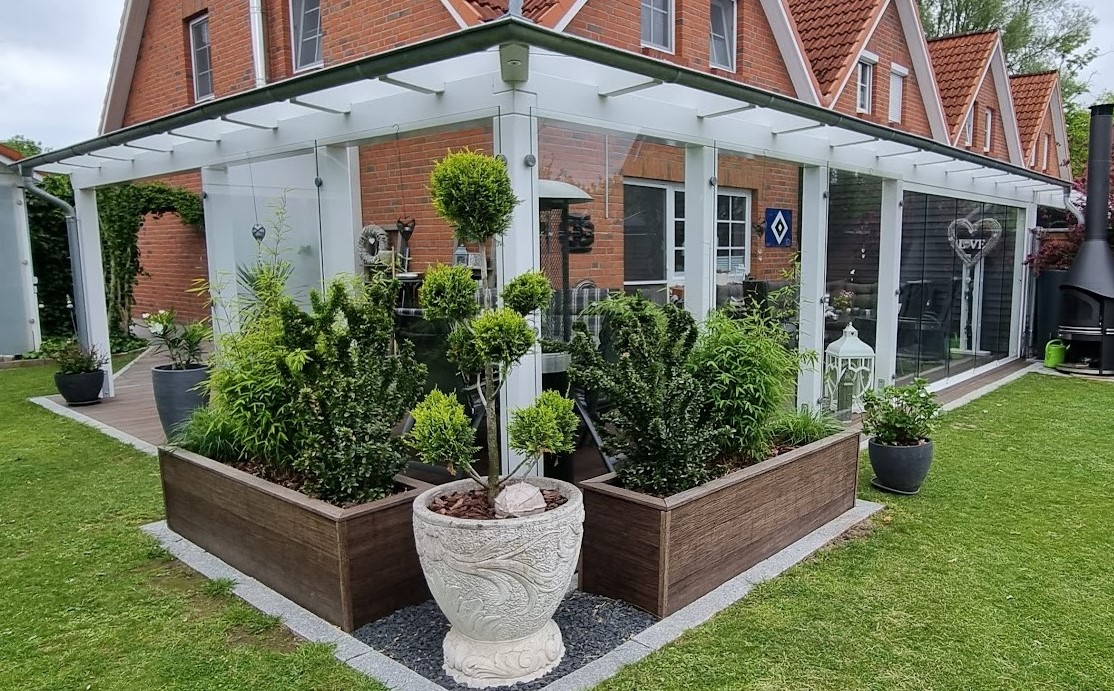 Kaltwintergarten über Eck mit stilvollen Glaswänden