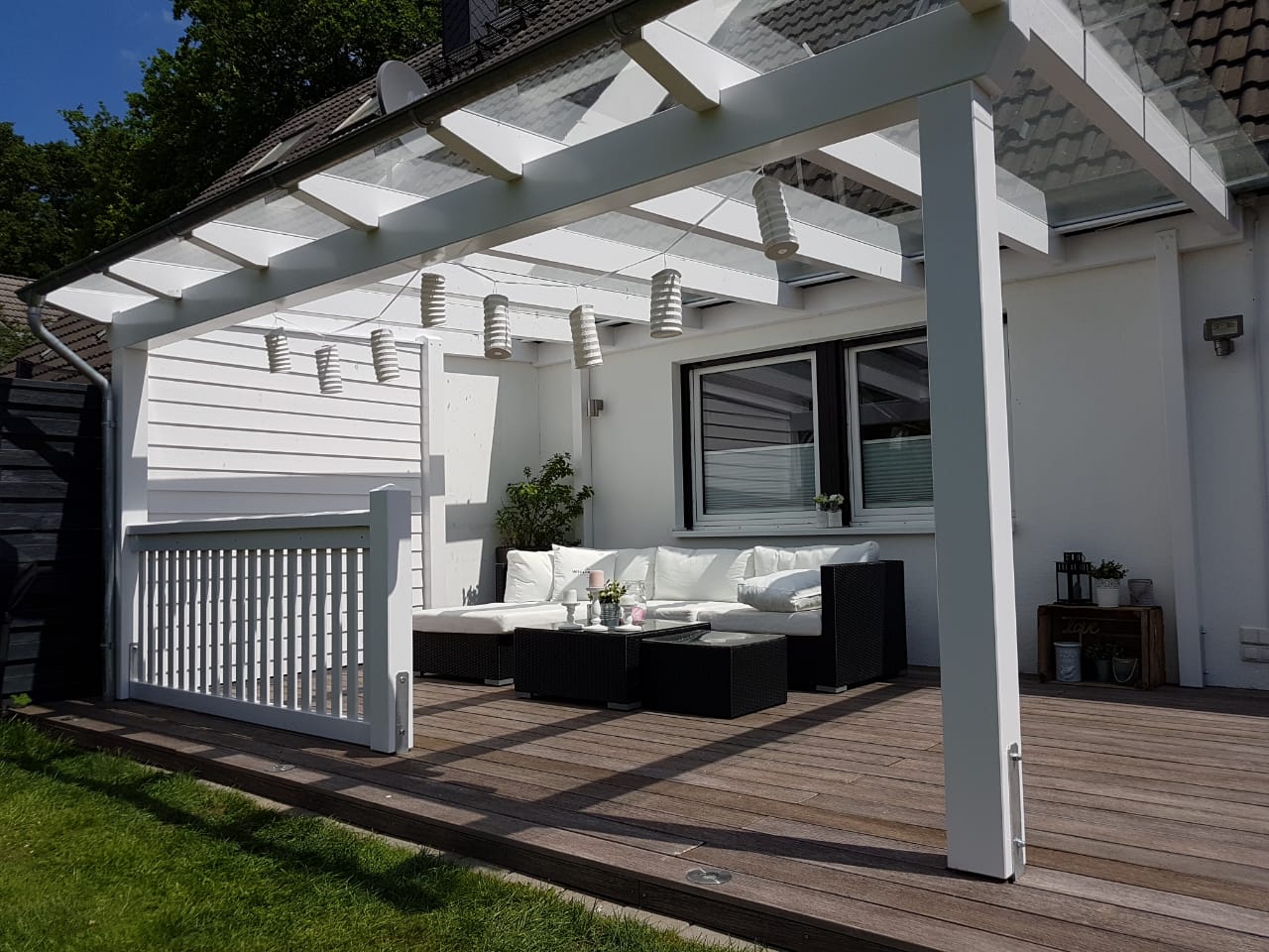 Überdachte Lounge mit stilvollem Design
