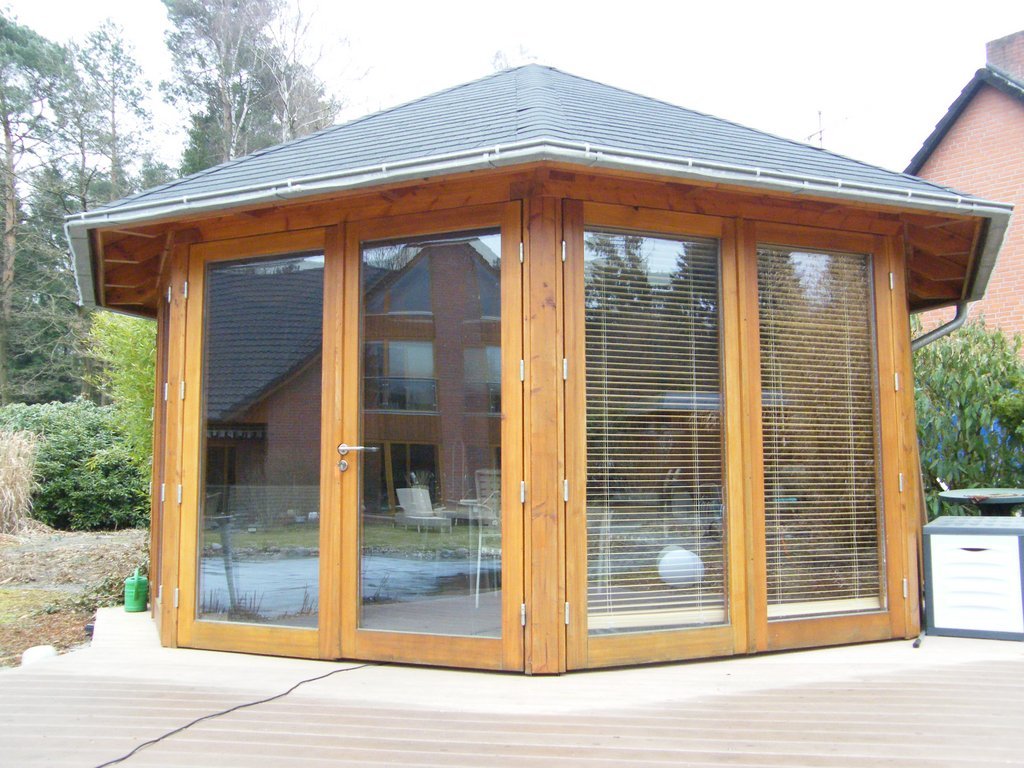 umgesetzt von Holzhof Friedrichsruh: Geschlossener sechseckiger Pavillon mit Glaselementen – stilvolle Garten-Oase Geschlossener sechseckiger Pavillon mit Glaselementen – stilvolle Garten-Oase