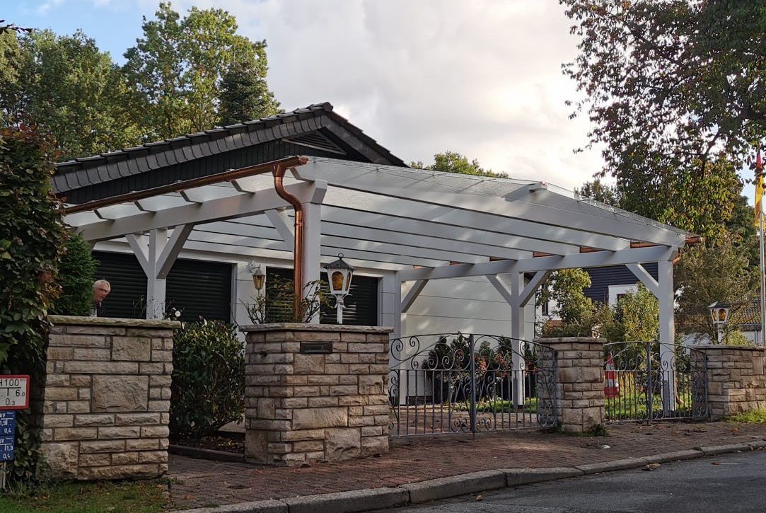 von Holzhof Friedrichsruh: Satteldach-Carport mit Glasdach – modern und wetterbeständig Satteldach-Carport mit Glasdach – modern und wetterbeständig