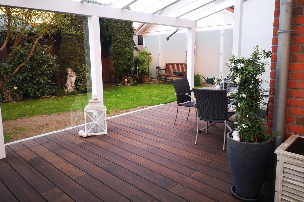 Eine Bambusterrasse mit einem Kaltwintergarten aus weißem Holz