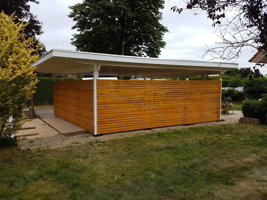 von Holzhof Friedrichsruh: Flachdach-Carport mit großem Dachüberstand für optimalen Schutz Flachdach-Carport mit großem Dachüberstand für optimalen Schutz