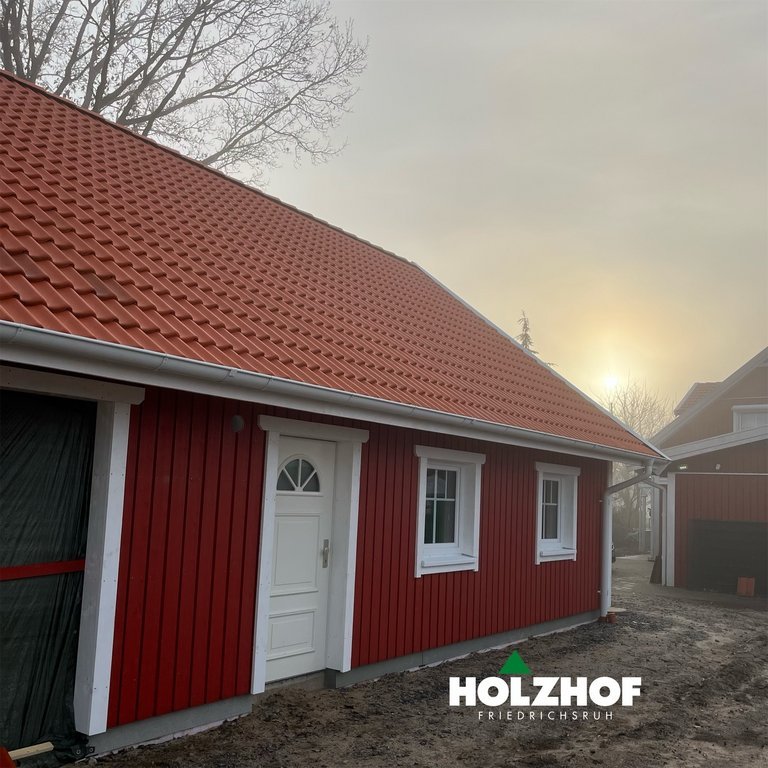 umgesetzt von Holzhof Friedrichsruh: Gedämmte Garage mit Satteldach & Pfanneneindeckung – wetterfeste Lösung Gedämmte Garage mit Satteldach & Pfanneneindeckung – wetterfeste Lösung