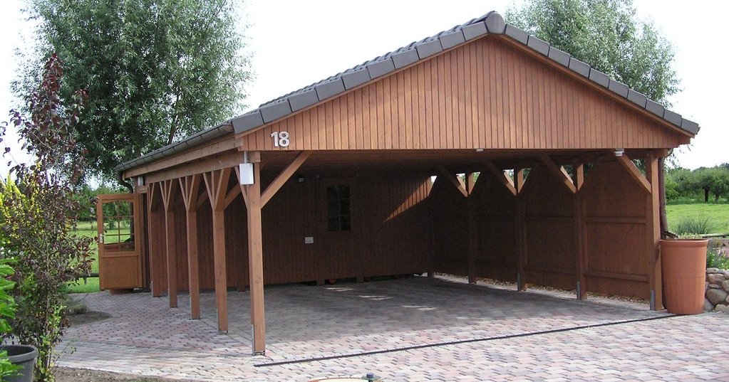 von Holzhof Friedrichsruh: Seitlich geschlossenes Satteldach-Carport für optimalen Schutz Seitlich geschlossenes Satteldach-Carport für optimalen Schutz