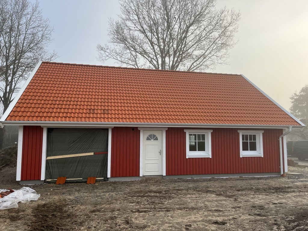 umgesetzt von Holzhof Friedrichsruh: Gedämmte Holzständerwerk-Garage mit Sektionaltor – stabil & gut isoliert Gedämmte Holzständerwerk-Garage mit Sektionaltor – stabil & gut isoliert