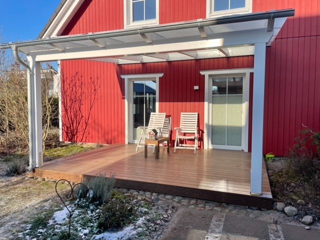 Holzhof Friedrichsruh: Überdachung mit Kebony-Holz-Terrassendeck Überdachung mit Kebony-Holz-Terrassendeck