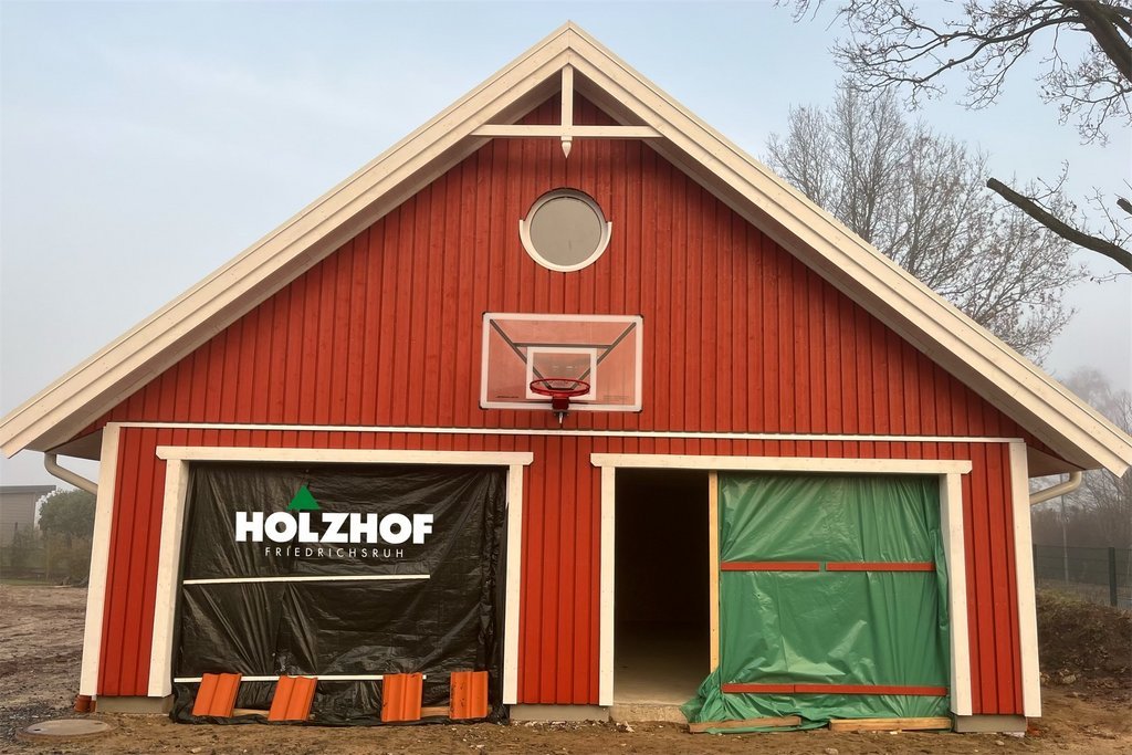 umgesetzt von Holzhof Friedrichsruh: Große Garage im Schwedenhaus-Stil – mit zwei Sektionaltoren Große Garage im Schwedenhaus-Stil – mit zwei Sektionaltoren