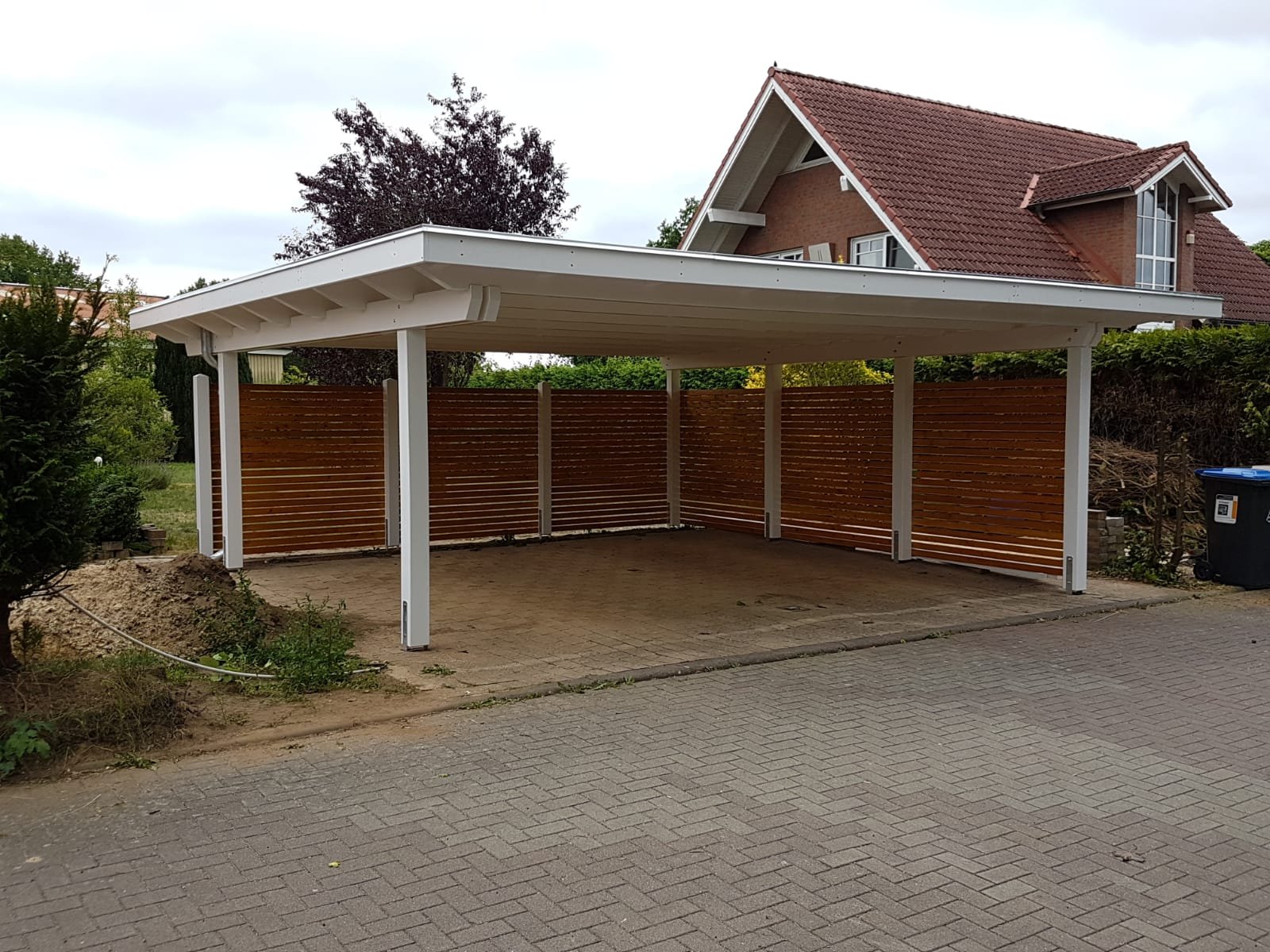 von Holzhof Friedrichsruh: Modernes Flachdach-Doppelcarport mit Rhombuselementen Modernes Flachdach-Doppelcarport mit Rhombuselementen