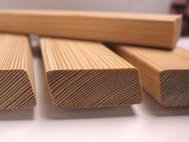 Rhombusleisten Sib. Lärche 27×68 mm beim Holzhof Friedrichsruh Nahaufnahme Rhombusleisten Sib. Lärche 27×68 mm