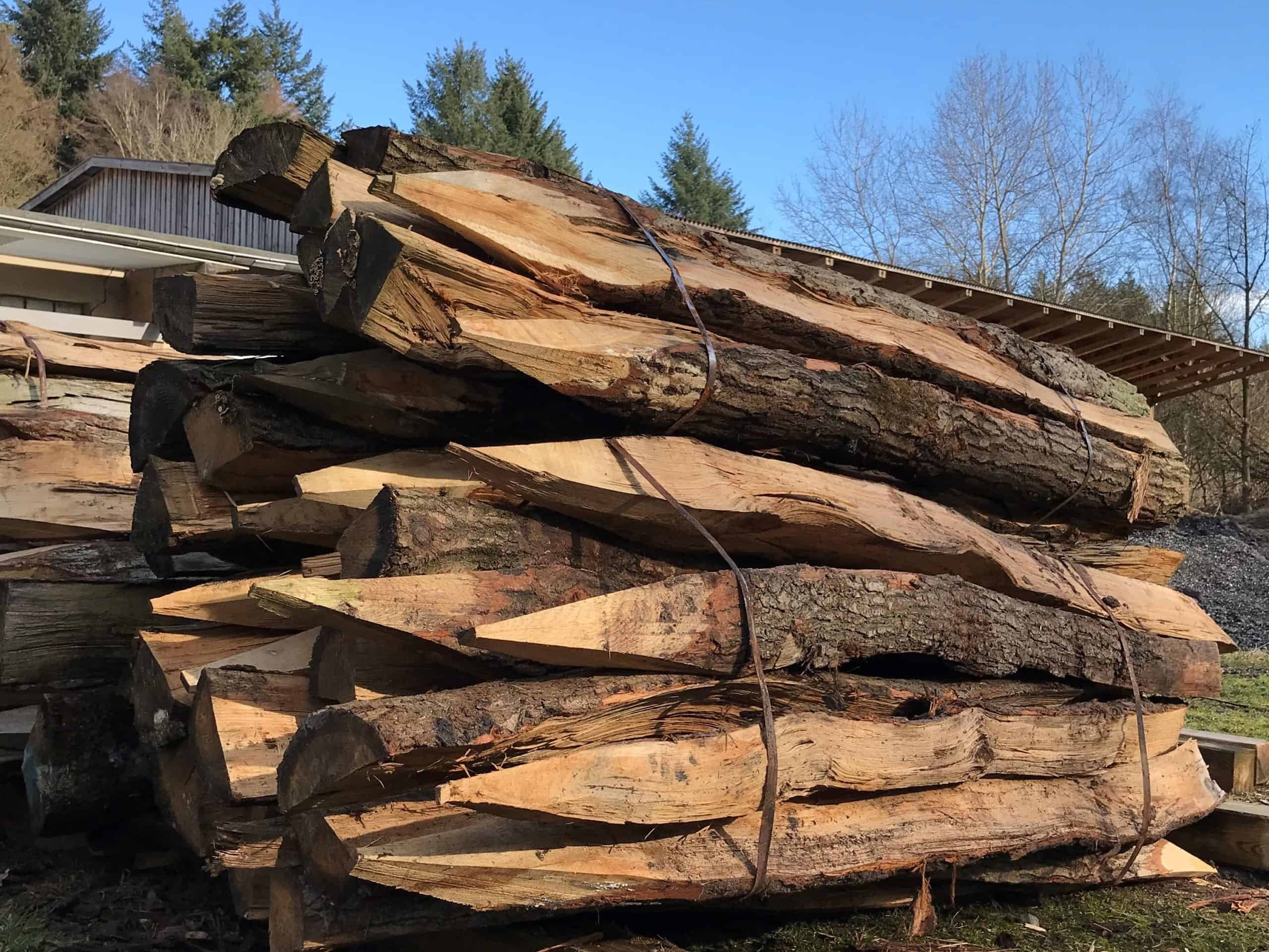 Pfähle, zum Beispiel Eichenspaltpfähle in verschiedenen Ausführungen gibt es beim Holzhof Friedrichsruh Nachaufnahme eines Stapels von Eichenspaltpfählen
