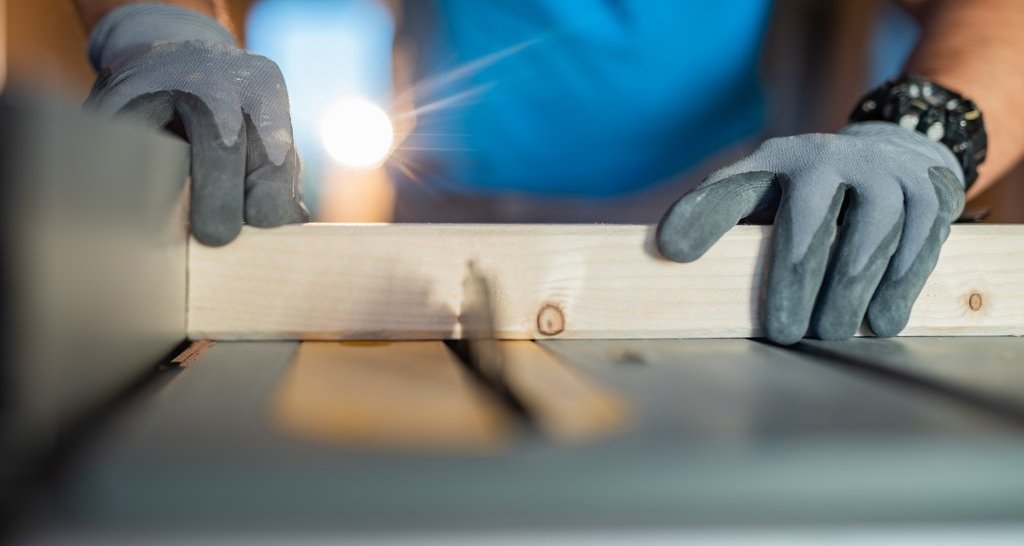 ein Holz wird zugeschnitten