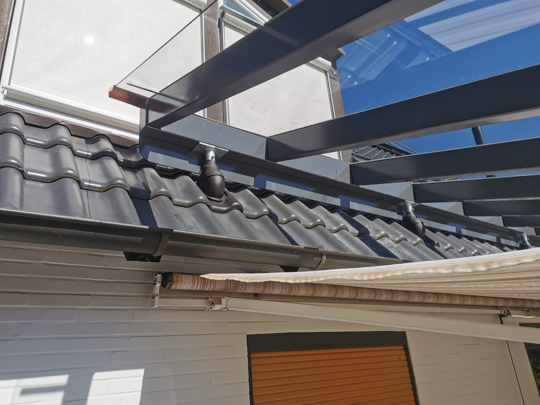 Holzhof Friedrichsruh: Aufdach-Montage einer Terrassenüberdachung mit Glas-Eindeckung Aufdach-Montage einer Terrassenüberdachung mit Glas-Eindeckung