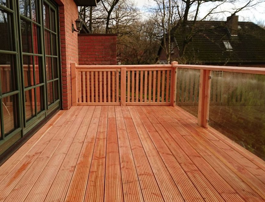Hochwertige Terrassen perfekt geplant und umgesetzt von Holzhof Friedrichsruh eine wunderschöne Holzterrasse mit Holzgeländer