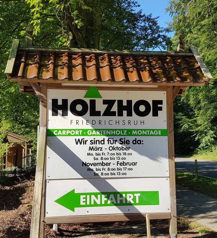 Holzhof Friedrichsruh - Holzfachmarkt für alles rund um Holz im Garten Schild in der einfahrt zum Holzhof Friedrichsruh