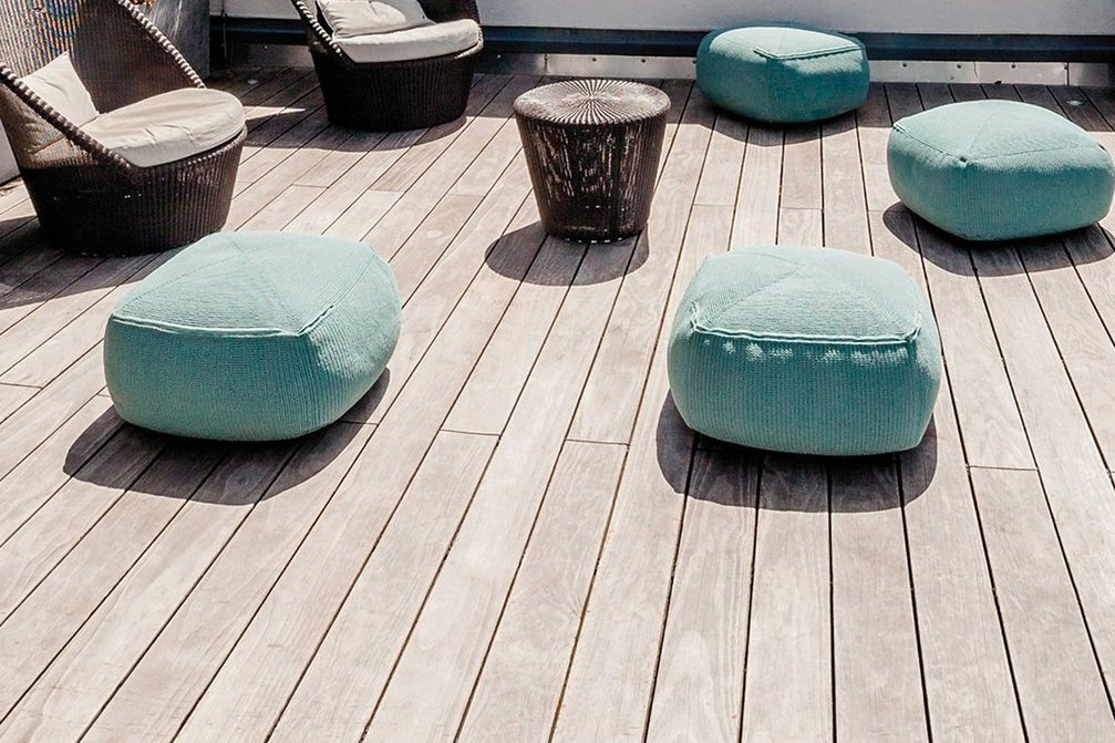 Kebony Terrassendielen: Nachhaltig und natürlich schön beim Holzhof Friedrichsruh Eine Terrasse aus Kebony Terrassendielen mit gemütlichen Sitzkissen