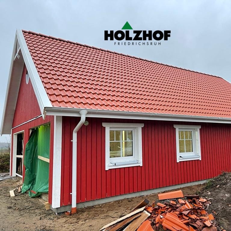 von Holzhof Friedrichsruh: Garage im Schwedenstil mit Pfanneneindeckung – rustikales Design Garage im Schwedenstil mit Pfanneneindeckung – rustikales Design