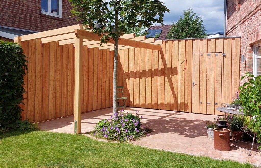 Gemütliche Sitzecke mit Pergola – windgeschützte Relax-Oase aus Lärche