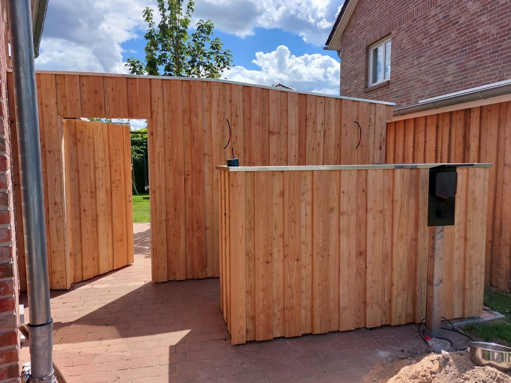 umgesetzt von Holzhof Friedrichsruh: Individueller Mülltonnenverschlag aus Lärche – stilvolle Mülltonnenbox Individueller Mülltonnenverschlag aus Lärche – stilvolle Mülltonnenbox