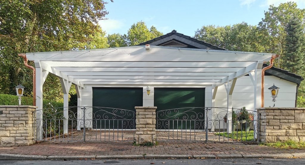 von Holzhof Friedrichsruh: Doppelcarport mit Kupferrinne – langlebige und edle Verarbeitung Doppelcarport mit Kupferrinne – langlebige und edle Verarbeitung