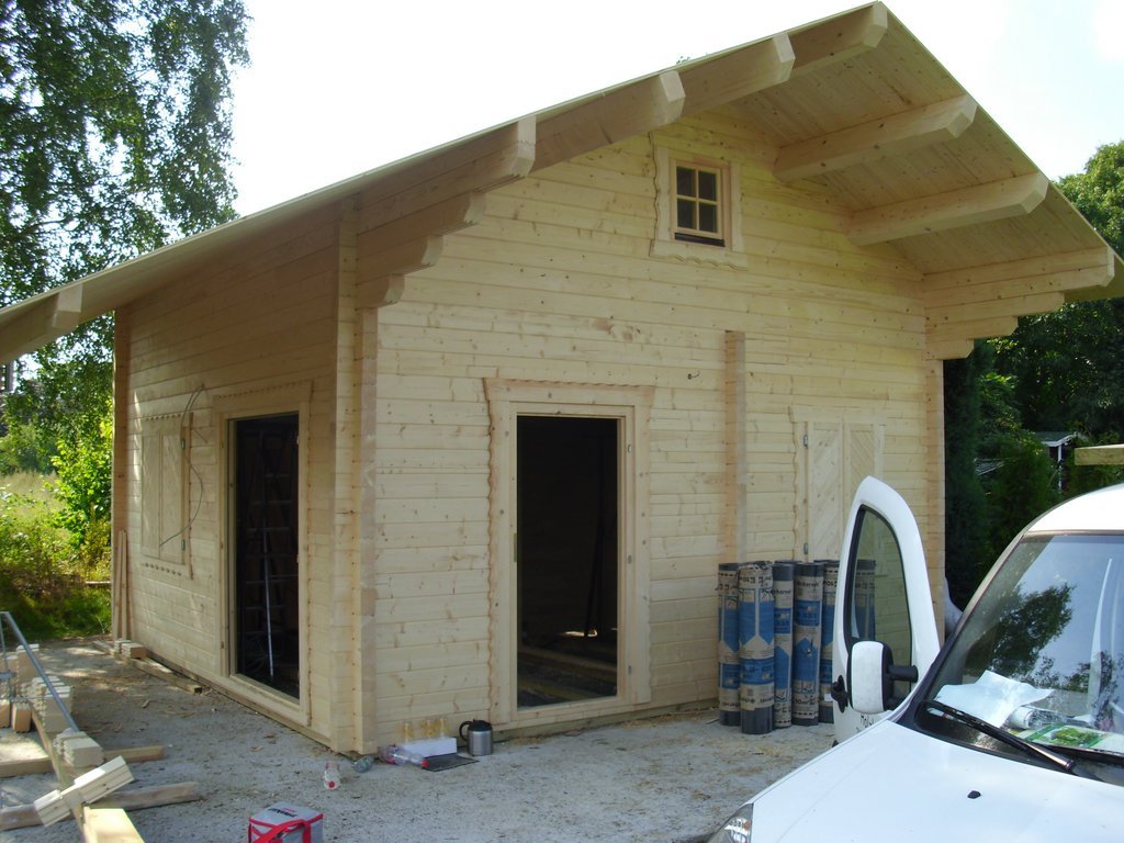 umgesetzt von Holzhof Friedrichsruh: Großes Blockbohlen-Ferienhaus aus Holz – für naturnahes Wohnen Großes Blockbohlen-Ferienhaus aus Holz – für naturnahes Wohnen