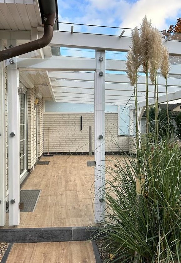 Individuelle Terrassenüberdachung und Kaltwintergärten aus Holz Holz Kaltwintergarten mit Glastür mit Pendelbeschlag und Stangengriff