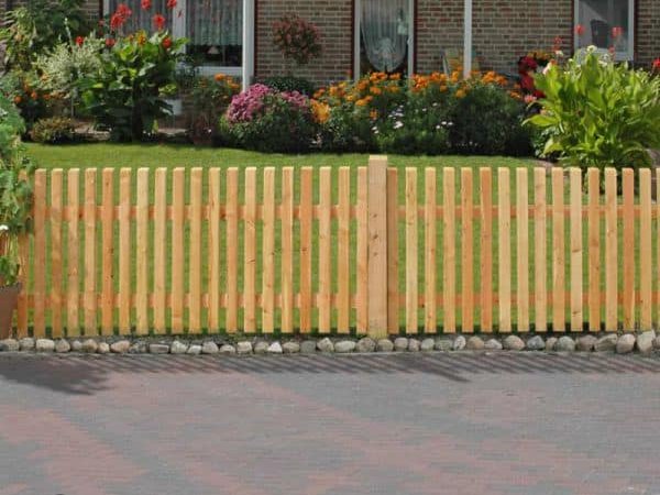 Rustikale Holzzäune wie der Lattenzaun beim Holzhof Friedrichsruh Ein Vorgarten mit einem rustikalen Lattenzaun