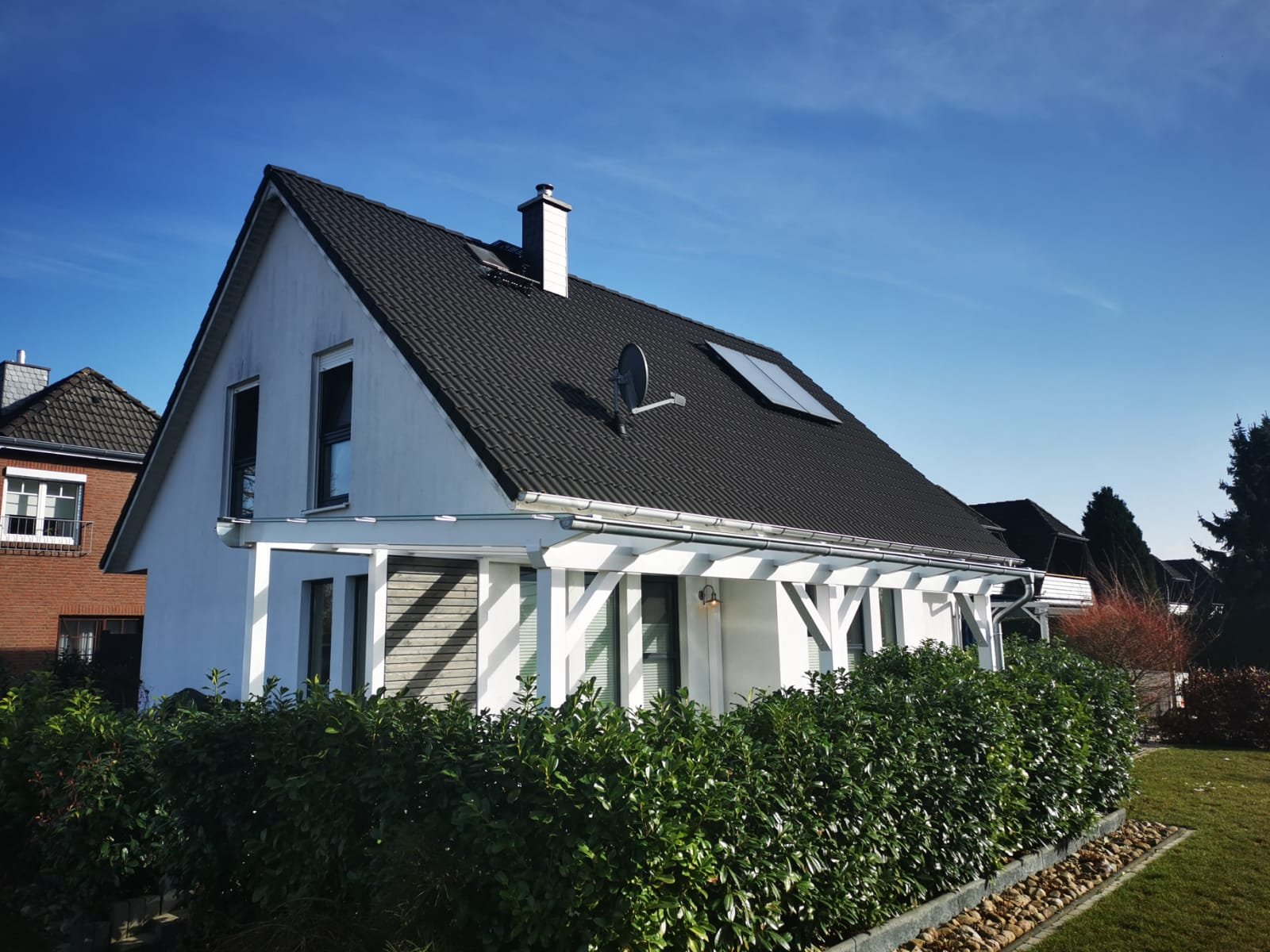 Holzhof Friedrichsruh: Terrassenüberdachung ragt über das Haus hinaus Terrassenüberdachung ragt über das Haus hinaus