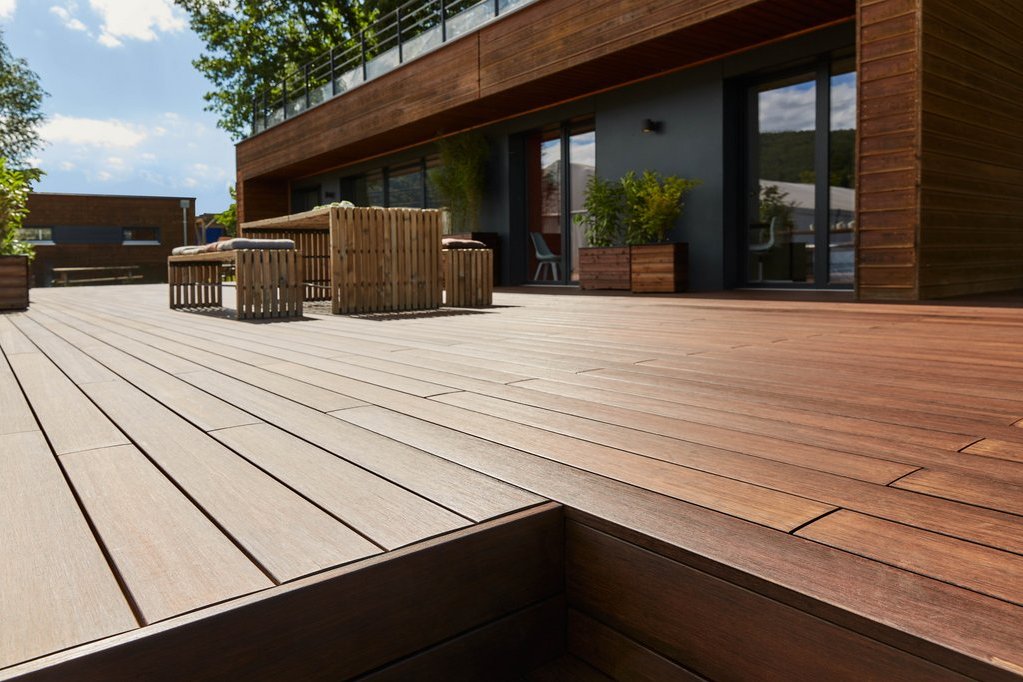 ein Bambusterrassendeck von unten fotografiert
