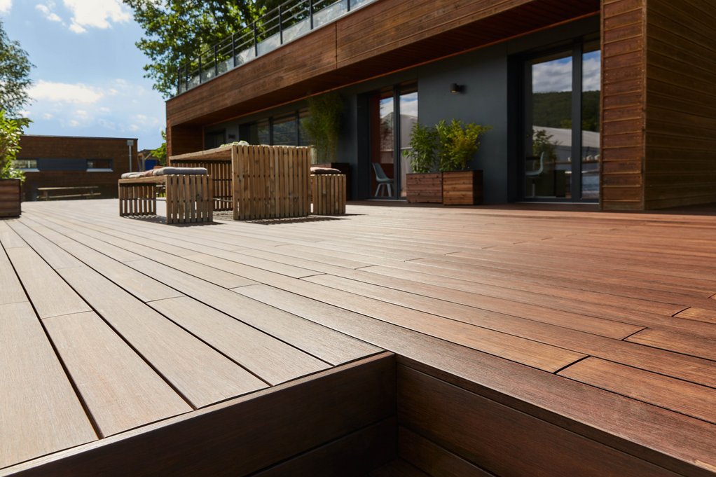 ein Bambusterrassendeck von unten fotografiert