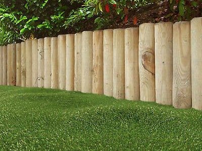 Gartenholz wie Palisaden für pefekte Einrahmungen im Garten bei Holzhof Friedrichsruh Palisaden als Einrahmung der Hecke im Garten