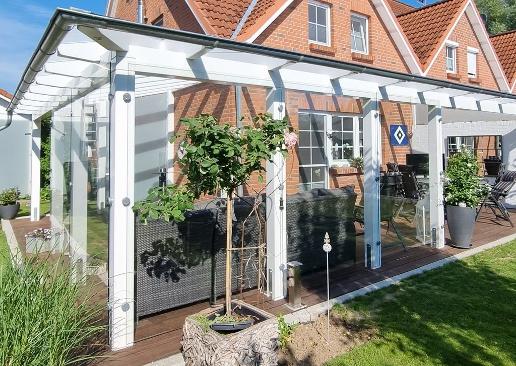 ein individuell nach Maß gefertigter Kaltwintergarten aus Holz und Glas