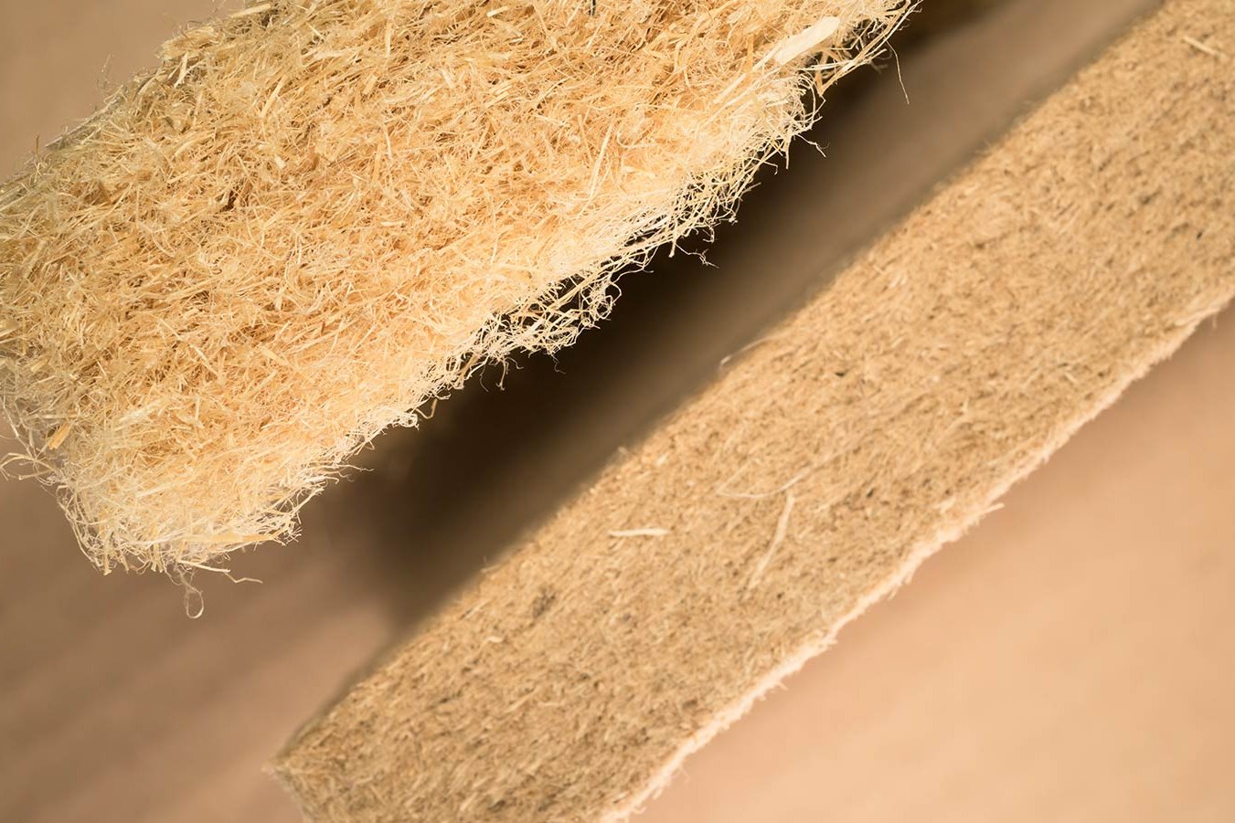 hohe Umweltfreundlichkeit und Wirtschaftlichkeit mit Holzfaserdämmung vom Holzhof Friedrichsruh Nahaufnahme von Holzfaserdämmung