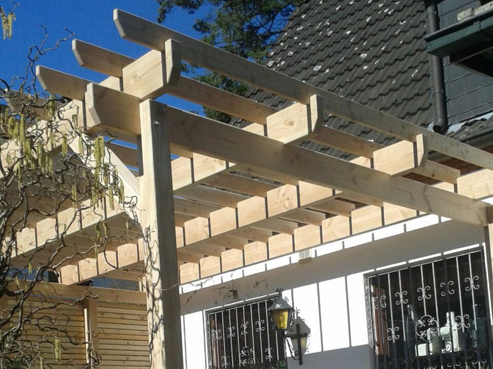 Pergolen aus Holz vom Holzhof Friedrichsruh Eine Holzpergola am alten Haus